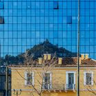 Athen - Im Spiegel profiliert sich der Lykabettus-Hügel