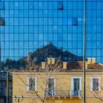 Athen - Im Spiegel profiliert sich der Lykabettus-Hügel