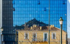 Athen - Im Spiegel profiliert sich der Lykabettus-Hügel