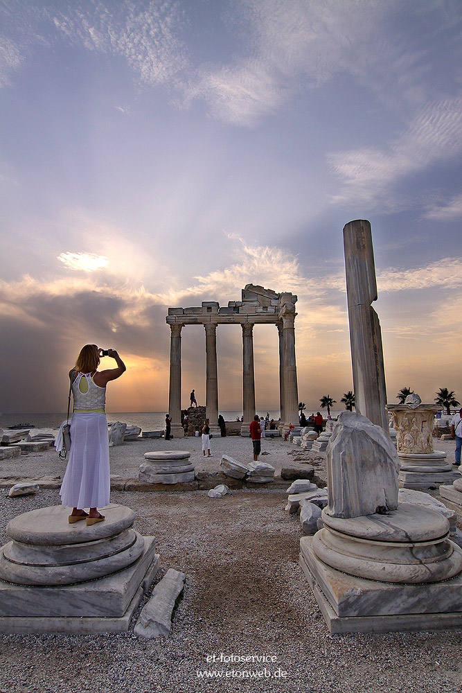 Athene vor dem Tempel Apollons?