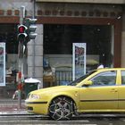 Athener Taxi mit Schneeketten