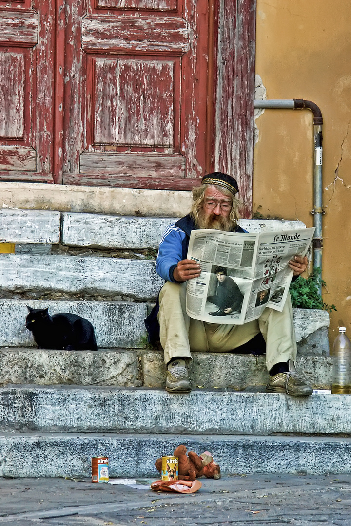 Athen_Mann in Altstadt liest Le Monde