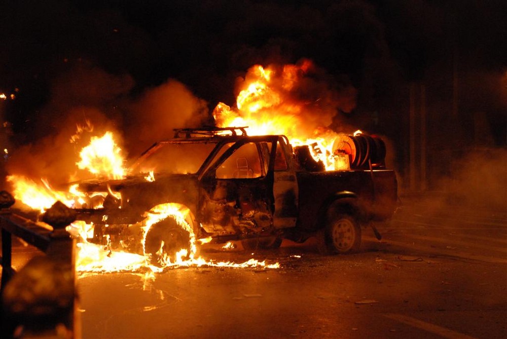 [Athens Riots] Brennendes Feuerwehrauto