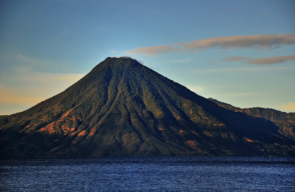 Atitlán-See- Blick auf einen Vulkan am frühen Morgen