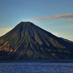 Atitlán-See- Blick auf einen Vulkan am frühen Morgen