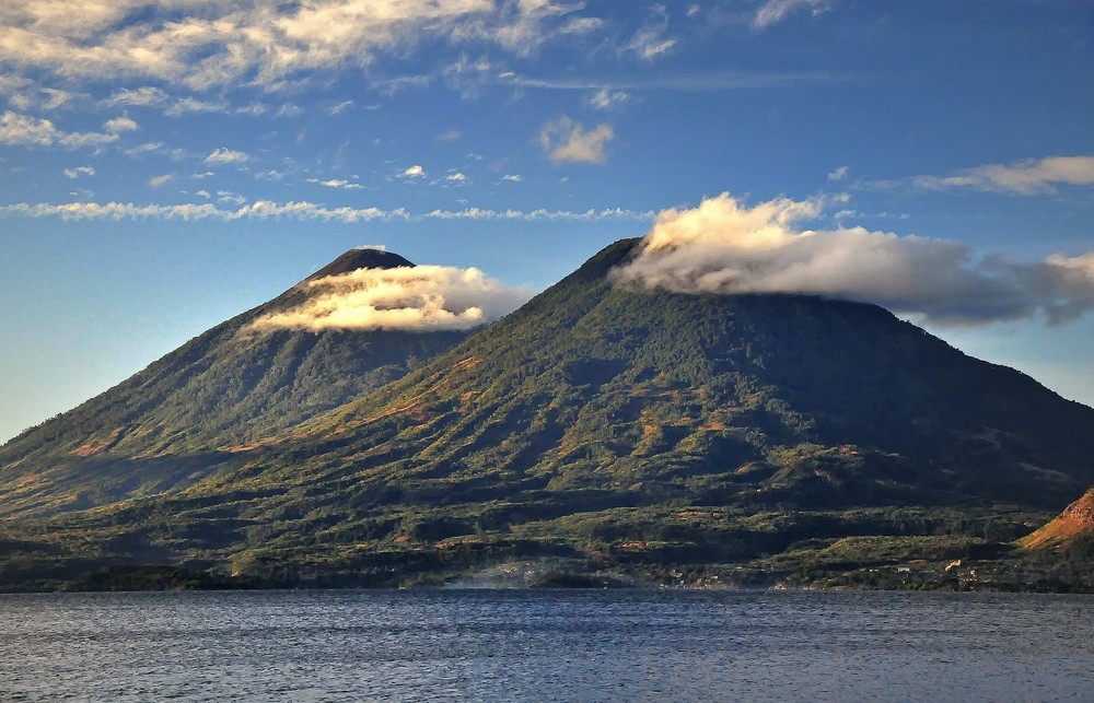 Atitlán-See - die Vulkane am frühen Morgen