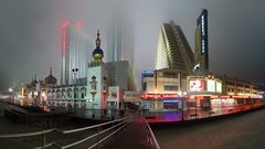 Atlantic City Promenade bei Nacht und Nebel