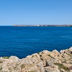 Atlantikblau am Ende der Welt, der Blick geht zum Leuchtturm...