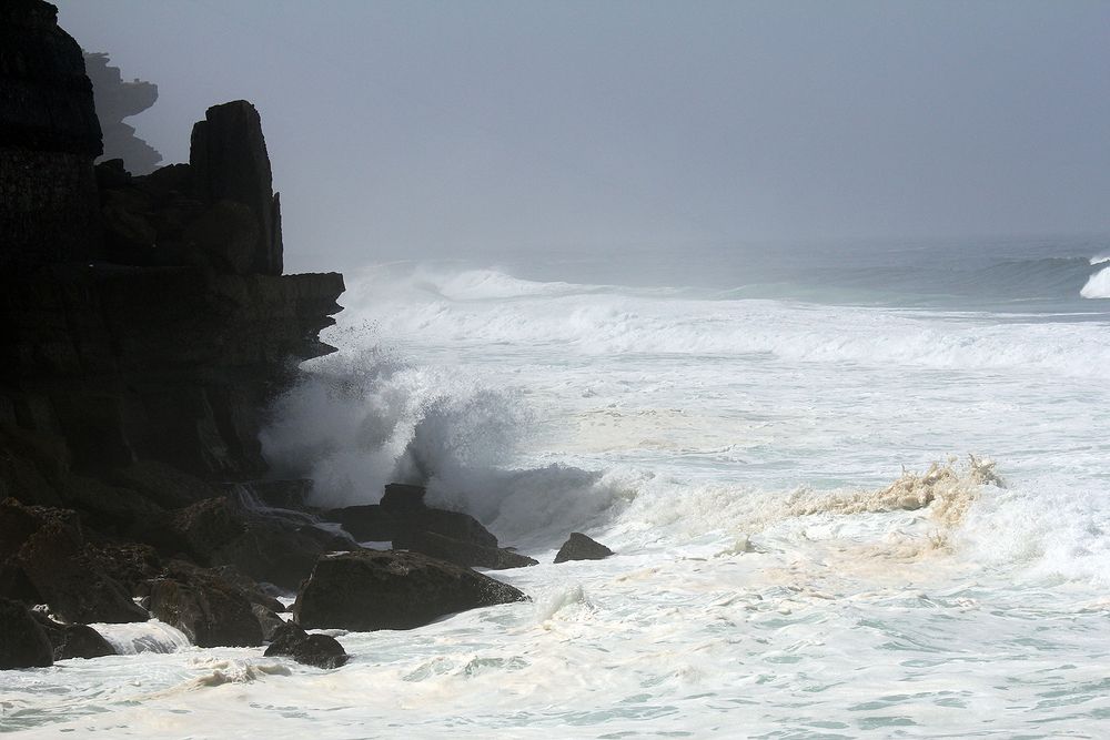 Atlantikwellen prallen an die Küste bei Azenhas do Mar