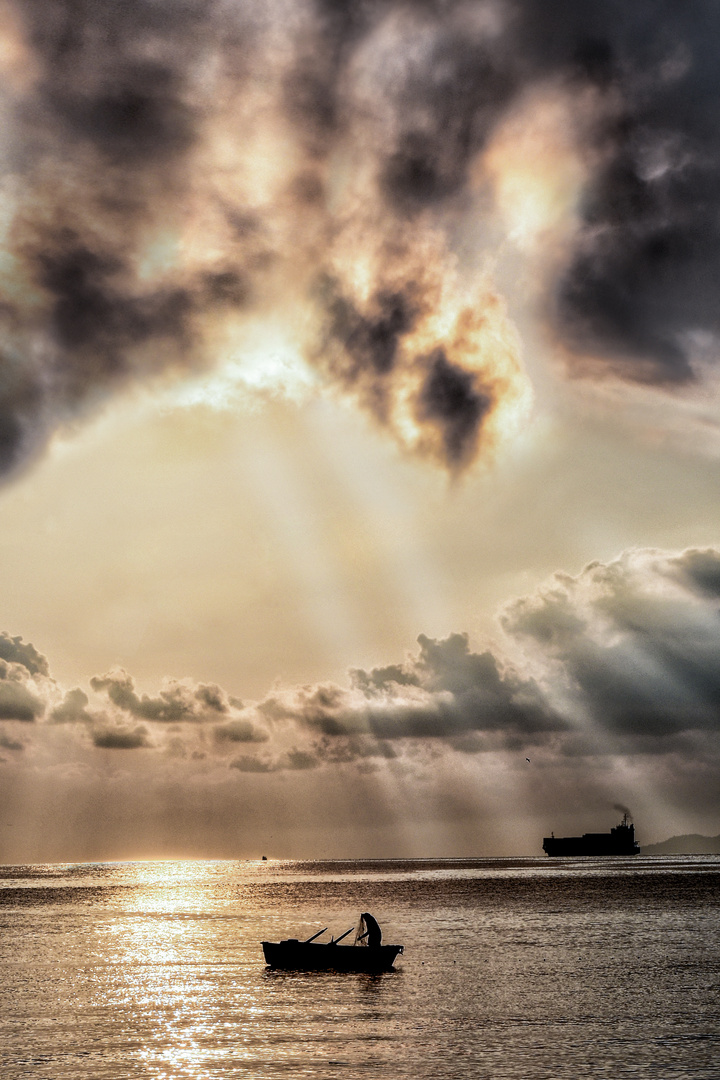 ATMOSFERA SURREALE ALLE PRIME LUCI DEL GIORNO