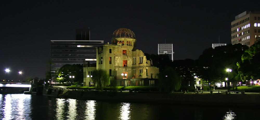 Atombombenkuppel in Hiroshima bei Nacht