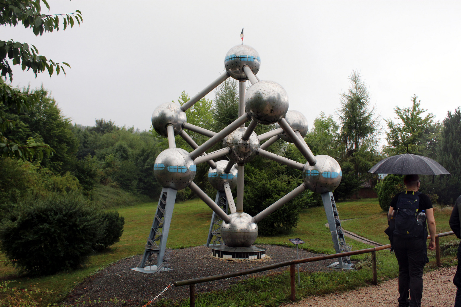 Atomium in Brüssel - mit Größenvergleich