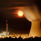 Atomkraftwerk bei Vollmond