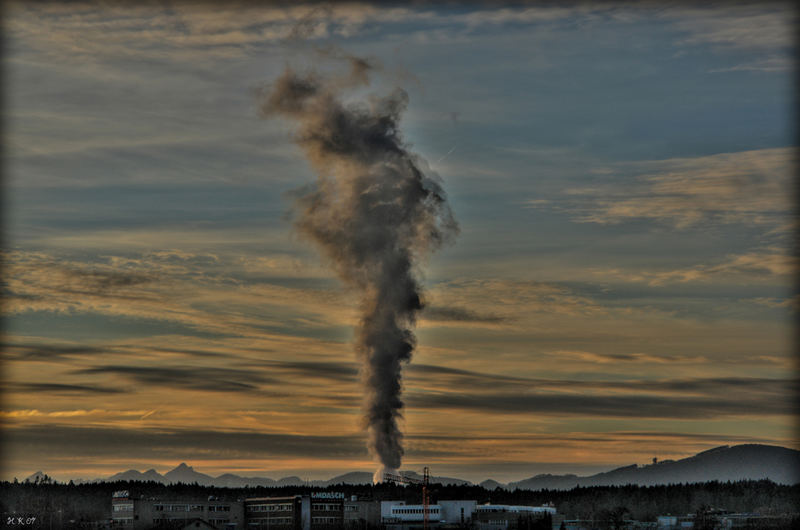 Atomkraftwerk und die Dampfzeichen am Himmel.