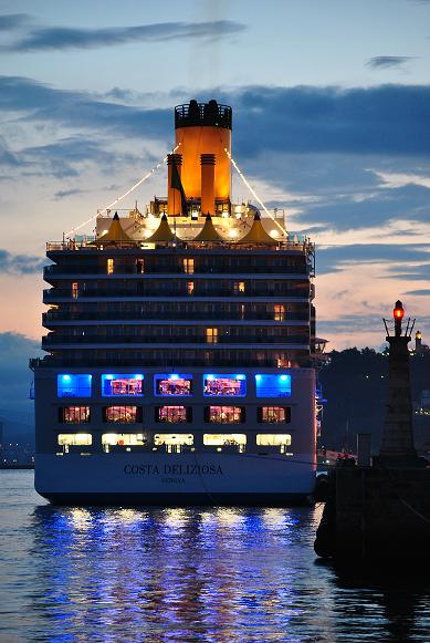 Atracado al amanecer en el puerto de vigo.