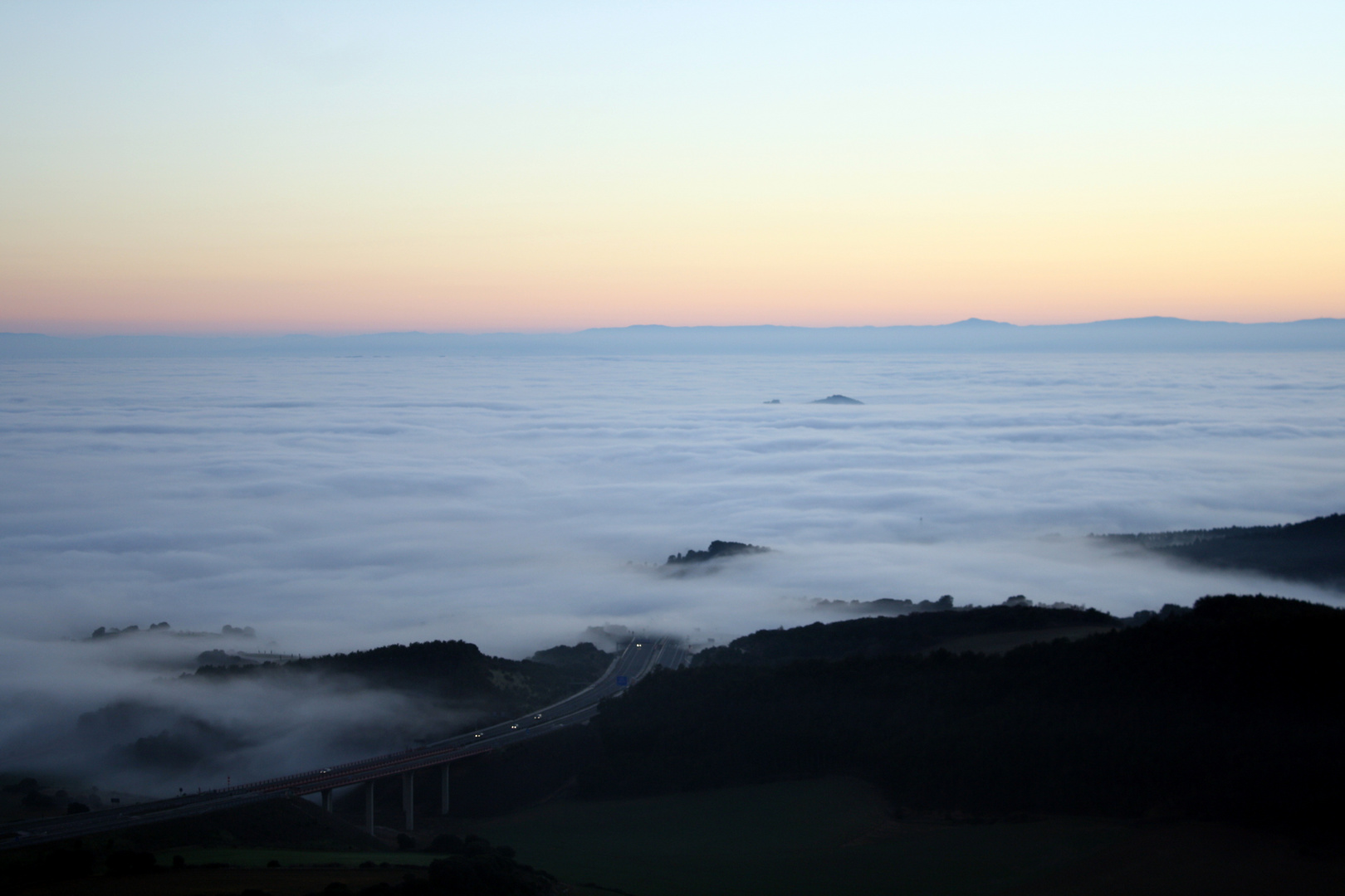 Atradecer sobre la niebla