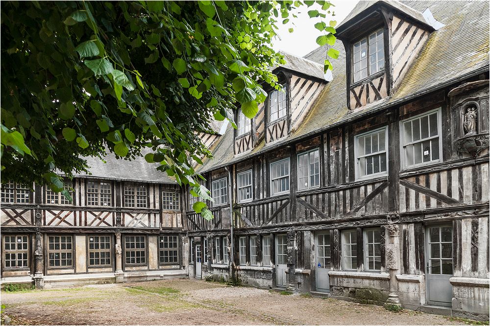 Aître Saint-Maclou (Rouen) Foto & Bild | world, frankreich, fachwerk ...