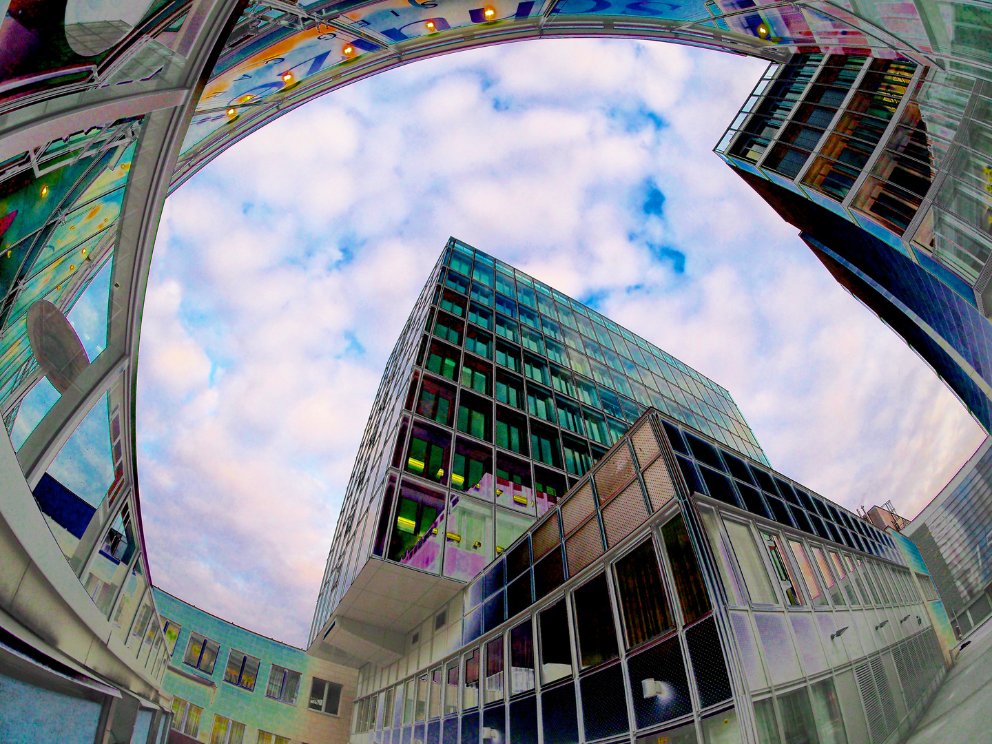 Atrium Siegen zwischen Sparkasse und Sieg Carré - Fisheye Gehversuche