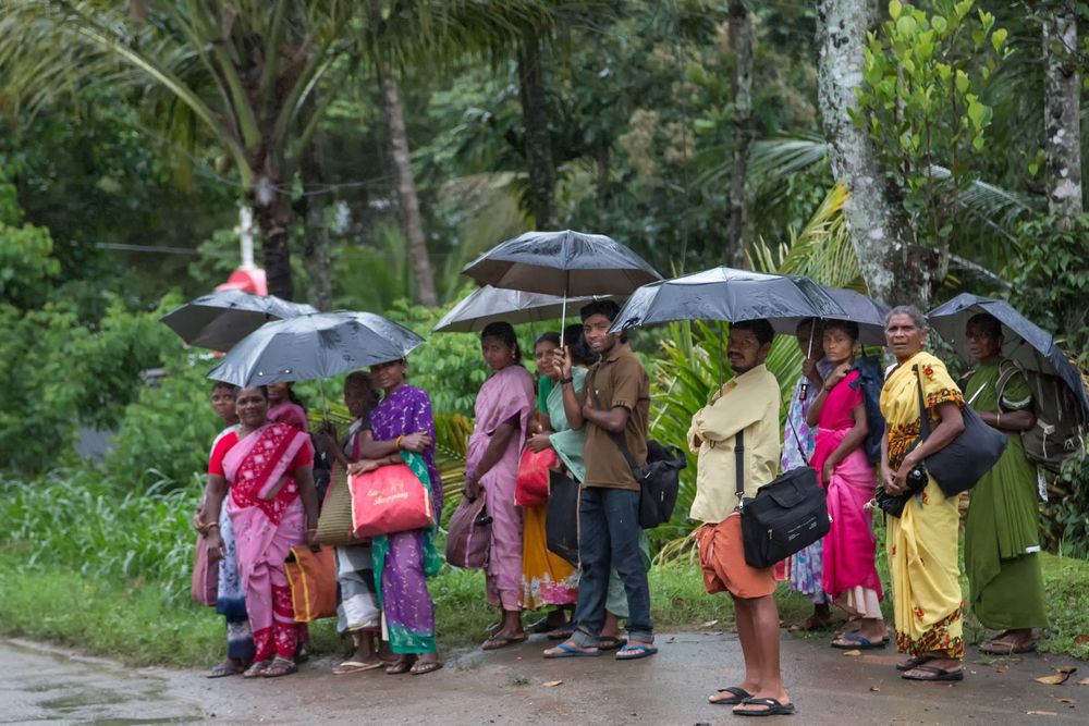 Attendre le bus sous la pluie - Contrairement à nous, les Indiens aiment la pluie !