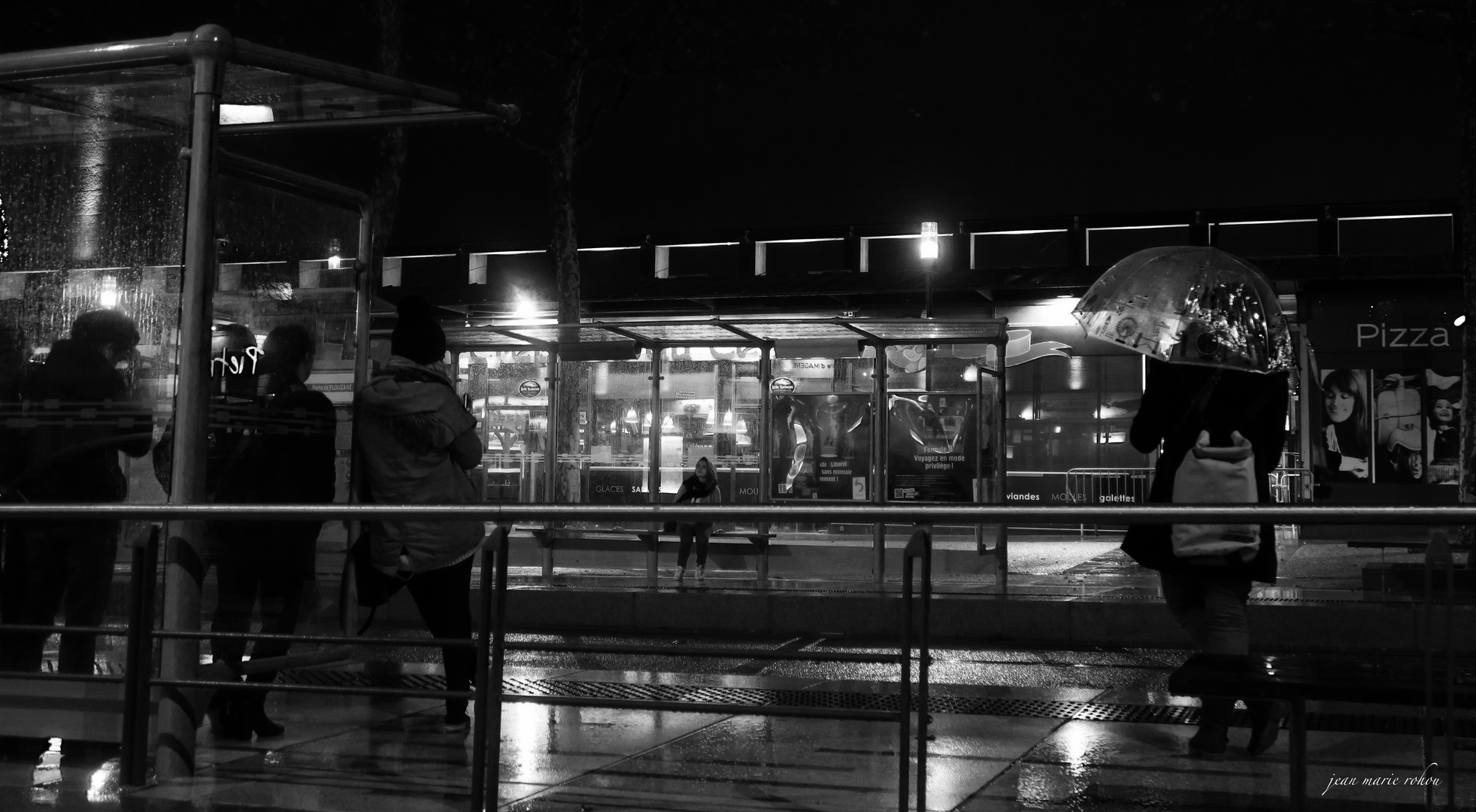 Attente pour le tram sous la pluie