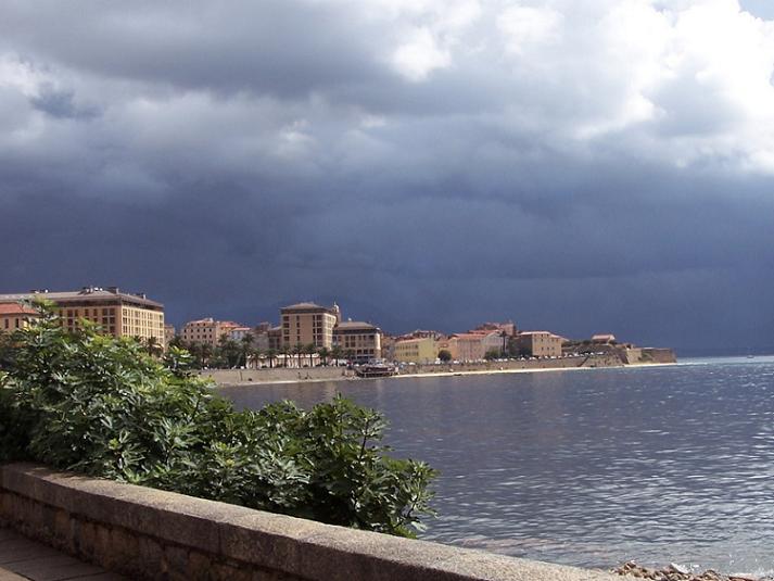 ATTENTION L ORAGE N EST PAS LOIN...............(AJACCIO)