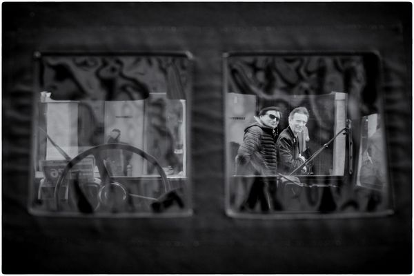 Attraverso una cornice