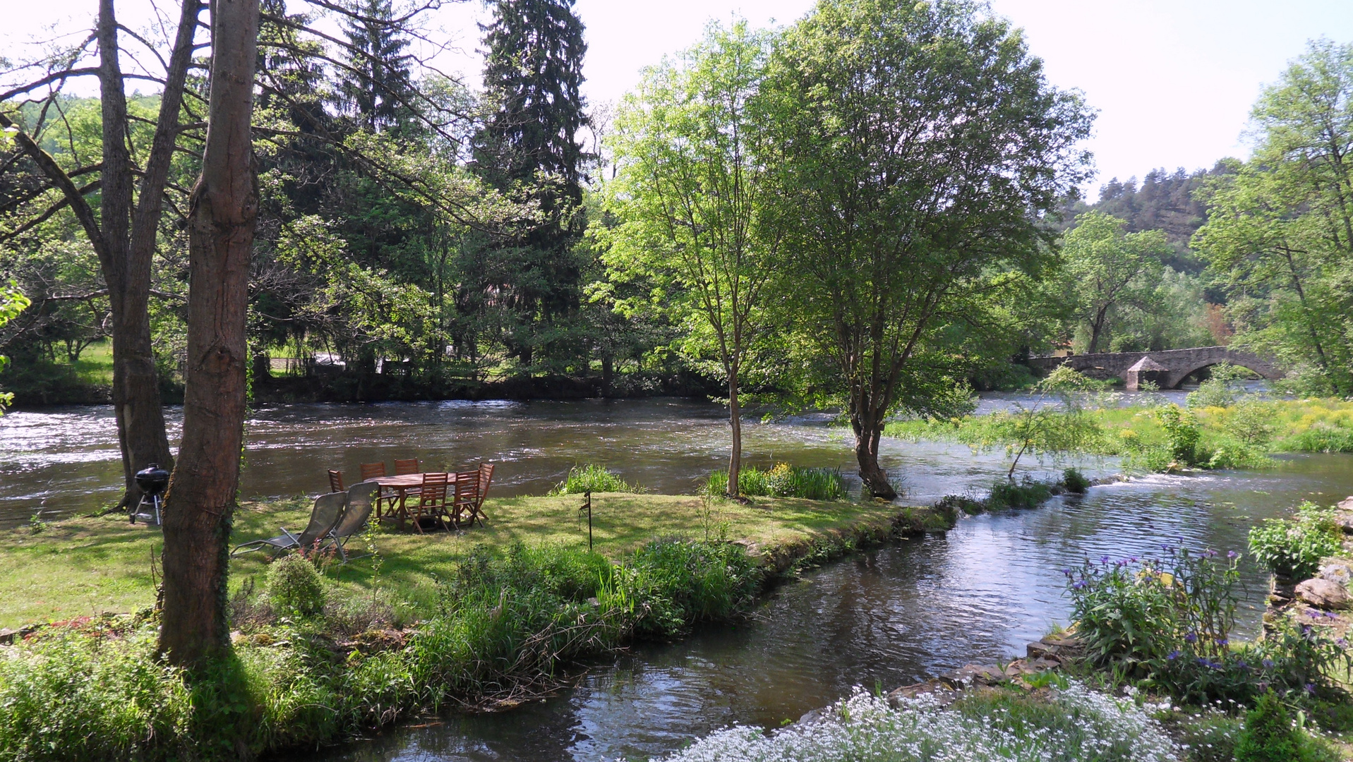 au bord de la Sioule à Pont de Menat