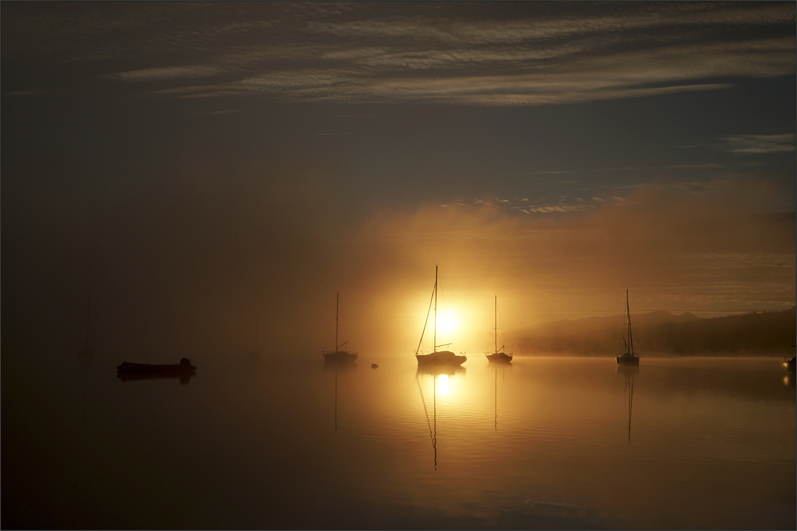 Au bord du lac dans la brume