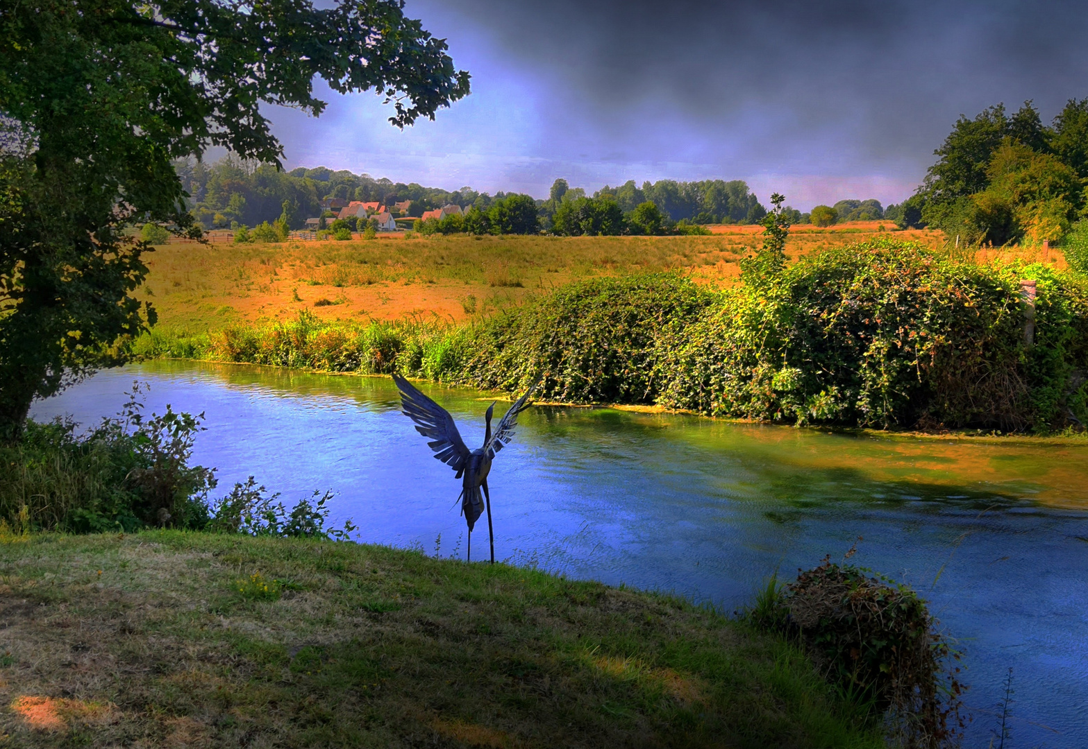 Au bord d'une rivière normande