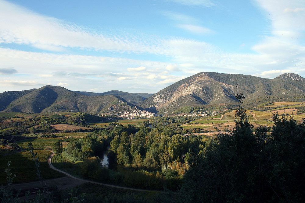 Au centre de la photo, le vilage de Roquebrun ( Hérault )