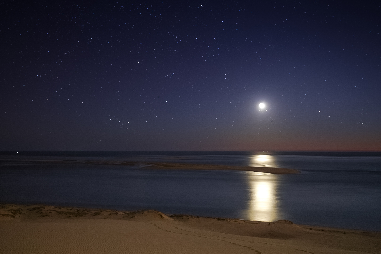 Au clair de lune, au clair d'étoiles.