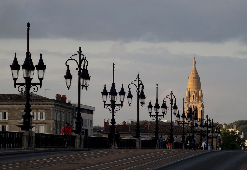 Au delà du pont de Pierre...