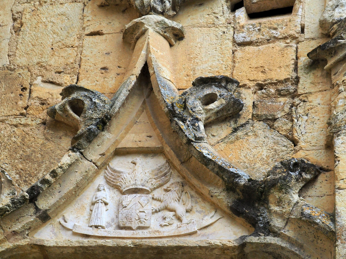 Au-dessus d’une des portes d’entrée du Château de Saint-Lary