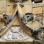 Au-dessus d’une des portes d’entrée du Château de Saint-Lary