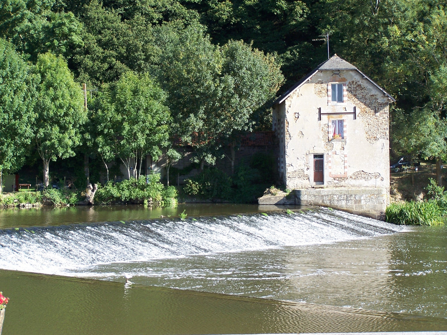 Au fil de la Mayenne ... moulin et barrage sur la rivière.