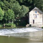 Au fil de la Mayenne ... moulin et barrage sur la rivière.