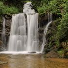 au fil de l'eau. cascade.