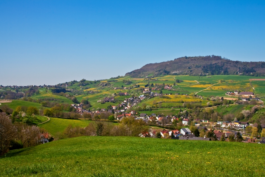 Au im April mit Blick auf den Schönberg