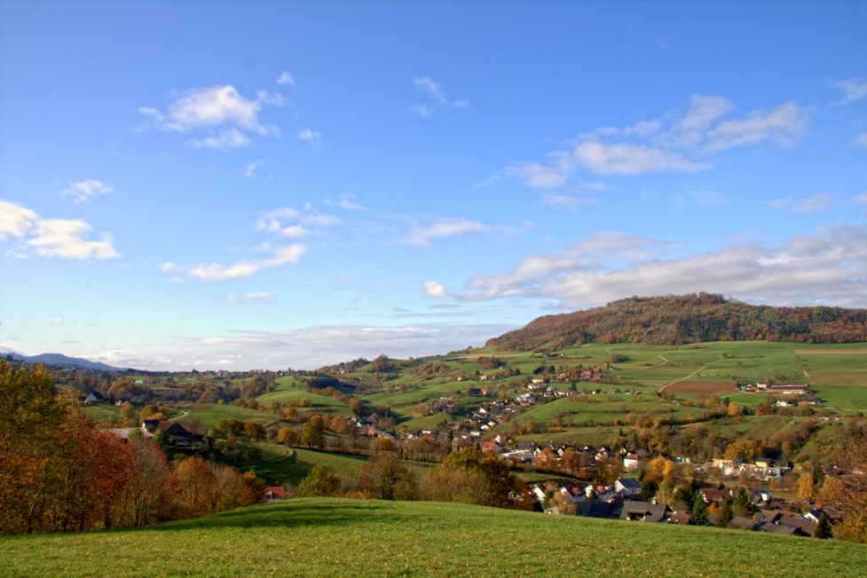 Au im November mit Blick auf den Schönberg