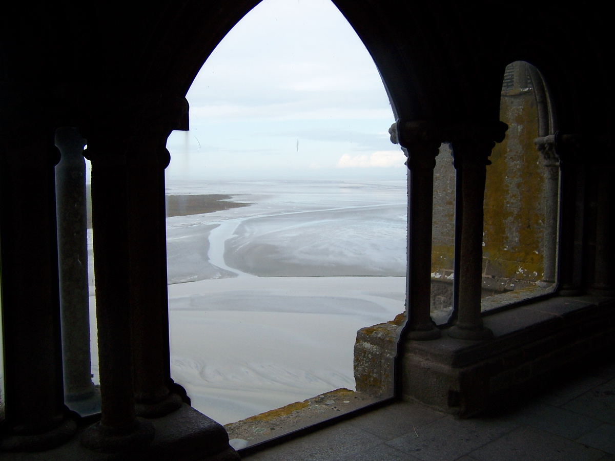 au loin la baie du mont St Michel