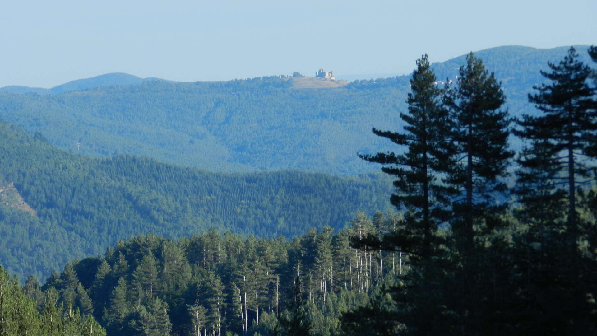 Au loin, le château de Portes. (Cévennes)