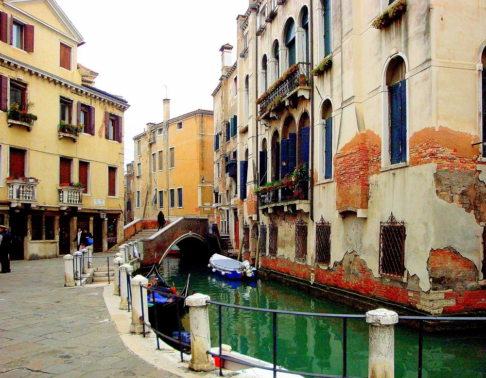 Au long du canal à Venise .