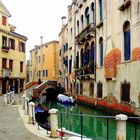 Au long du canal à Venise .