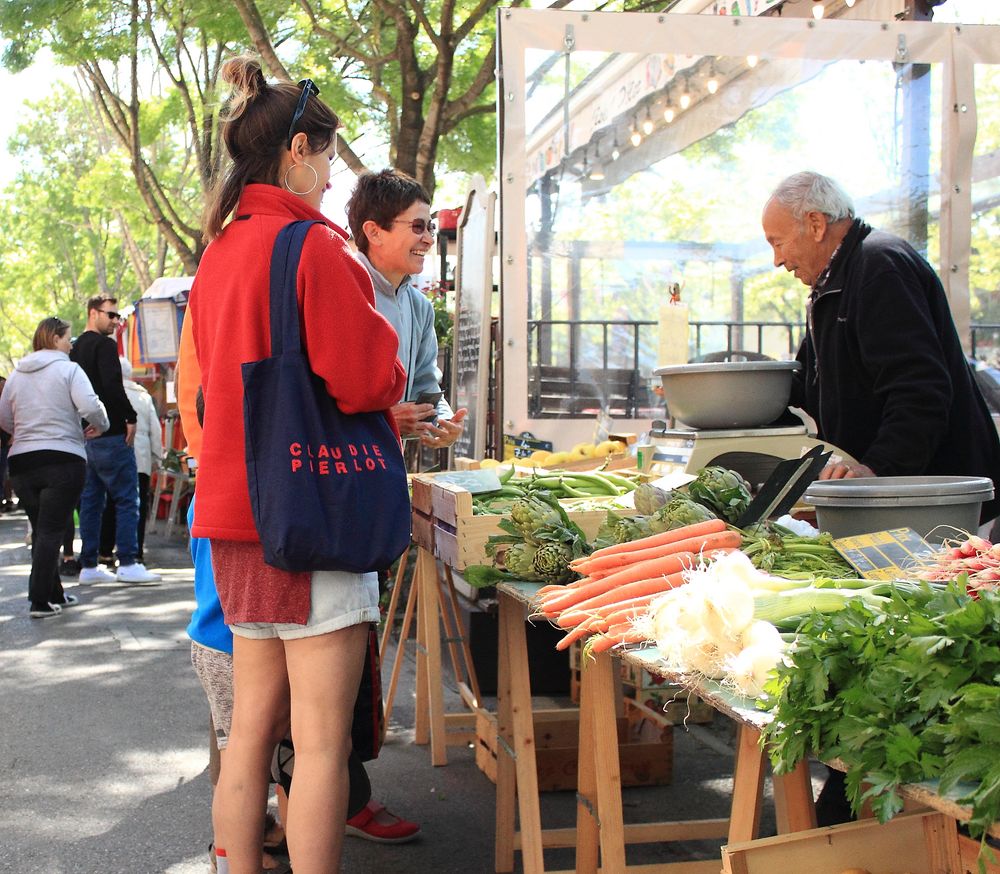 AU MARCHÉ