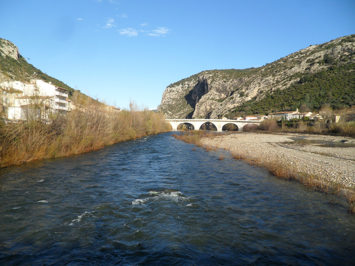 au milieu coule la rivière ....