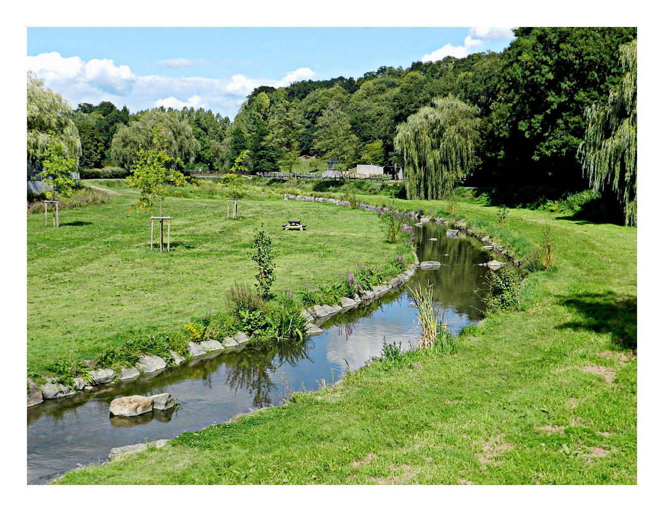 au milieu coule une rivière