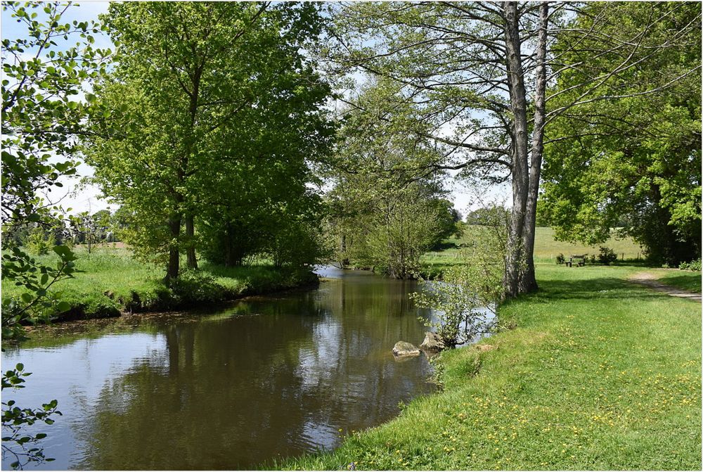 au milieu coule une rivière