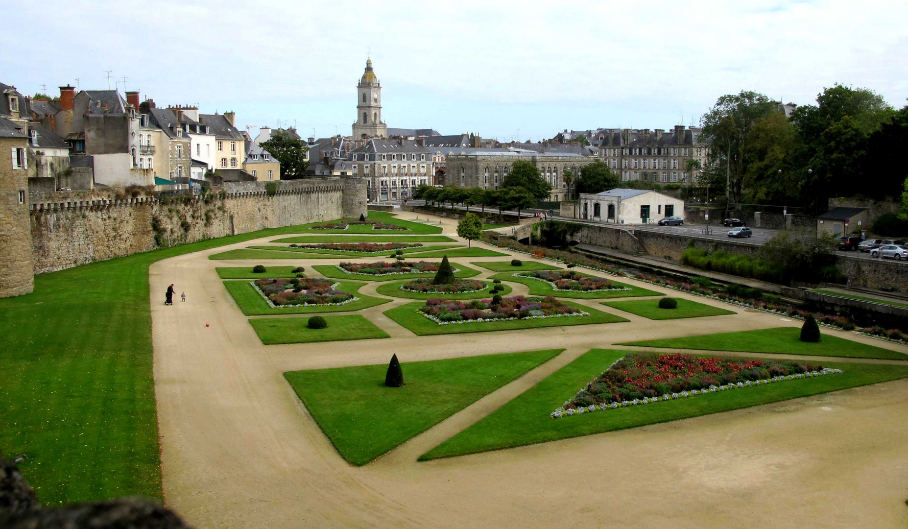 Au pied des remparts