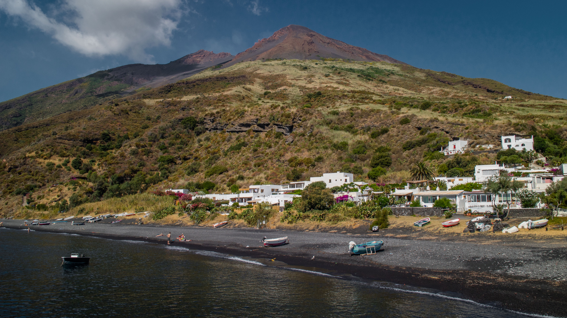 Au pied du Stromboli, la plage de scories noires