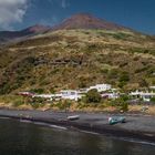 Au pied du Stromboli, la plage de scories noires